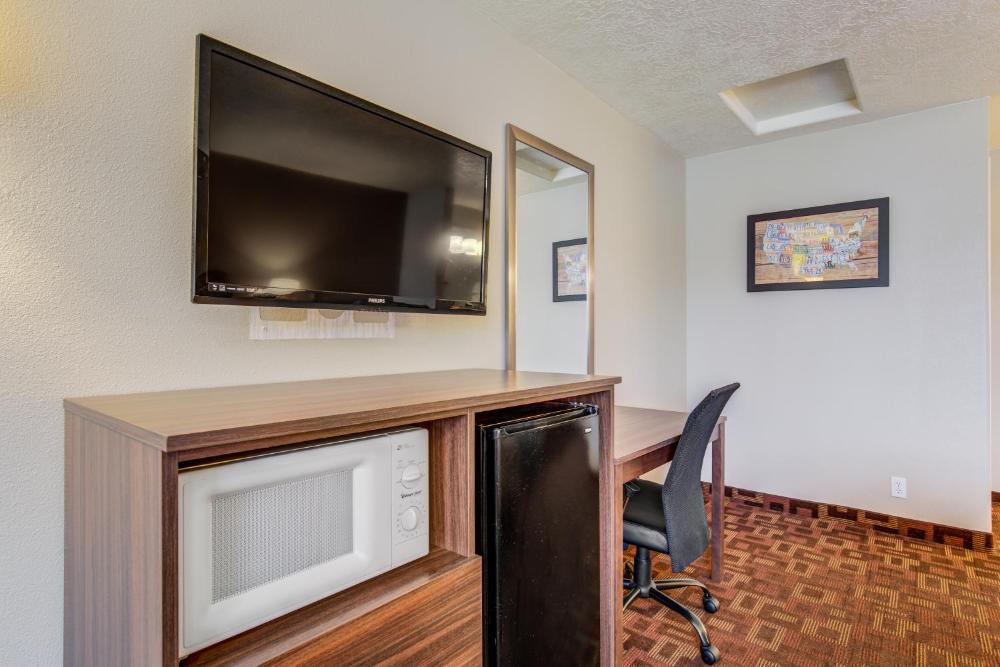 Senior Queen Room - Accessible/Non-Smoking interior